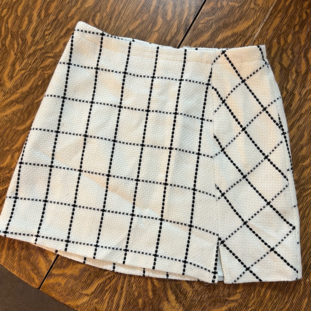 Window pane lined mini-skirt